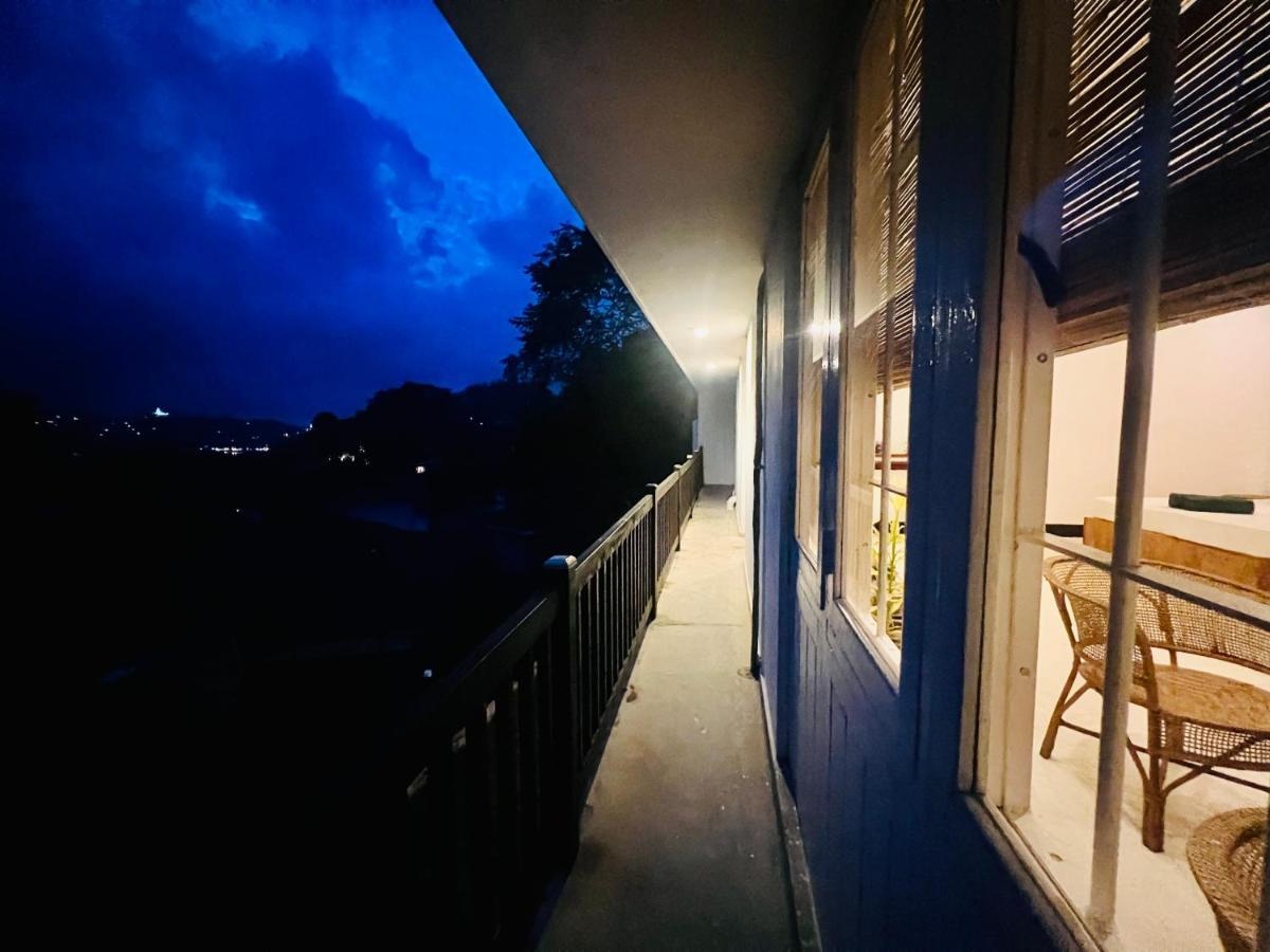 Louis Lake Villa Κάντι Εξωτερικό φωτογραφία